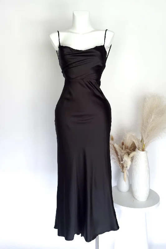 Midi dresses with printed lining for a hidden and stylish detail Oriana Maxi Dress - Black Midi dresses with printed lining for a hidden and stylish detail Oriana Maxi Dress - Black