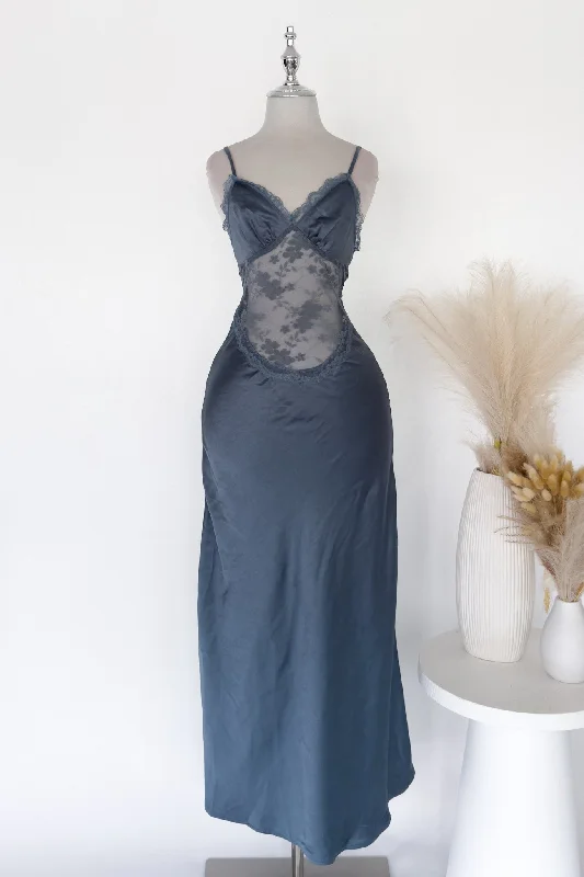 Midi dresses with ruffled sleeves for a more feminine and voluminous look Navy Maxi Dress - SAMPLE SALE Midi dresses with ruffled sleeves for a more feminine and voluminous look Navy Maxi Dress - SAMPLE SALE