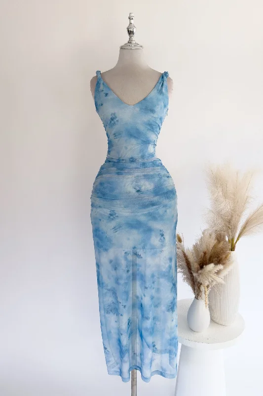 Midi dresses with lace - up fronts for a unique and adjustable style Yulia Floral Midi Dress - Blue Midi dresses with lace - up fronts for a unique and adjustable style Yulia Floral Midi Dress - Blue
