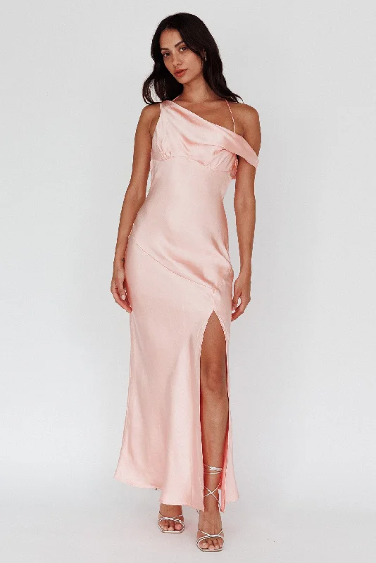 Long - Sleeve Women Dress in Velvet for a Luxurious Winter LookEtienne Off-Shoulder Halter Midi Dress Shimmer Pink Long - Sleeve Women Dress in Velvet for a Luxurious Winter LookEtienne Off-Shoulder Halter Midi Dress Shimmer Pink