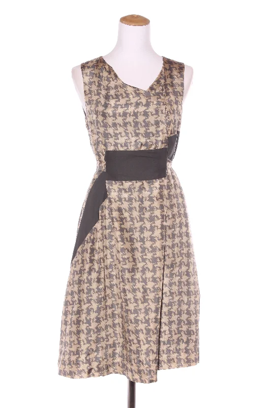 Shift Women Dress with a Simple and Classic Design for Everyday Wear Shift Women Dress with a Simple and Classic Design for Everyday Wear CAMILLE HOWIE - Silk printed dress! 8-10 Shift Women Dress with a Simple and Classic Design for Everyday Wear Shift Women Dress with a Simple and Classic Design for Everyday Wear CAMILLE HOWIE - Silk printed dress! 8-10