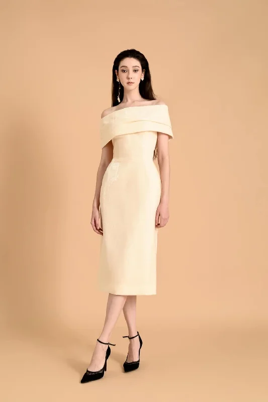 Midi dresses with embroidered accents for a unique and detailed designEileen Sheath Off-Shoulder Velvet Midi Dress Midi dresses with embroidered accents for a unique and detailed designEileen Sheath Off-Shoulder Velvet Midi Dress