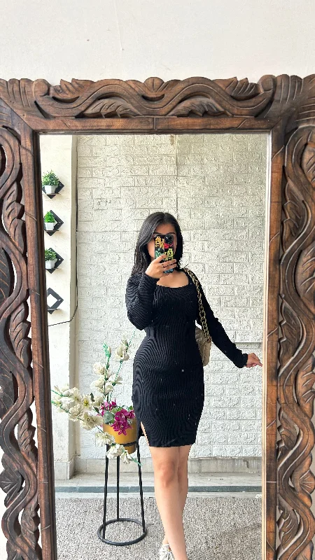 Bodycon dress with a mesh insert for a stylish edge​Black beauty 34-36 bust/l:32