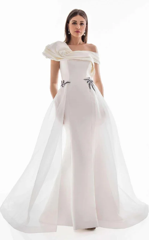 Prom dresses with side - slit skirts and beaded fringes for a glamorous appearanceTerani 1821E7100 Dress Prom dresses with side - slit skirts and beaded fringes for a glamorous appearanceTerani 1821E7100 Dress