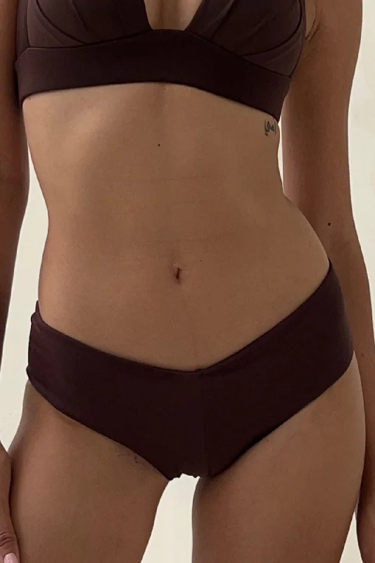 Striped bikini with a classic pattern for a timeless beach aestheticCastano Bottoms
